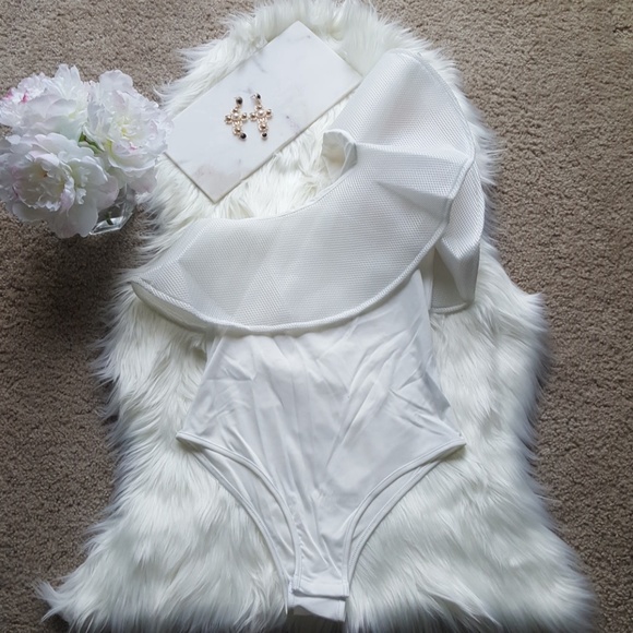🎉 JUST IN! 🎉Sexy white off shoulder bodysuit - Picture 5 of 8